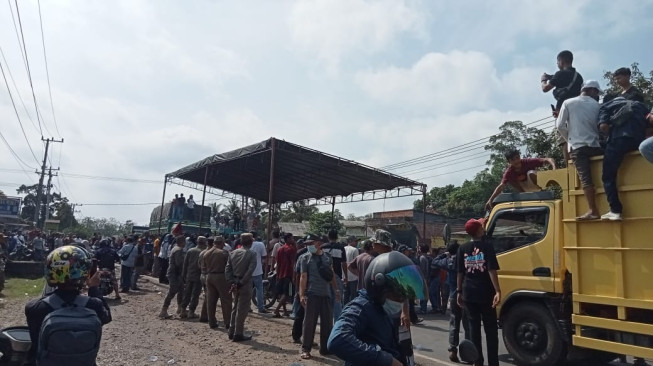 Ribuan Warga Sridadi Usir Truk Angkutan Batu Bara