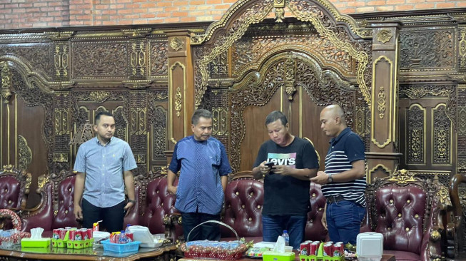 Pilgub Jambi 2024 : Romi Dijamu Sutriman Sekeluarga, Siap Menantang Haris.