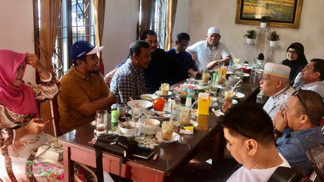 Pilgub Jambi 2024 : Traktak Kedai Kopi Toko Panjang Hantarkan Haris Gubernur, Traktak Kedai Kopi Sulita Antarkan Siapa....?