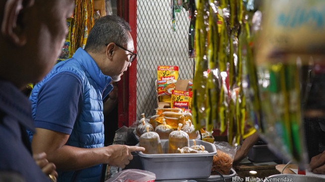 Blusukan ke Pasar Kosambi Bandung, Mendag Zulhas: Harga Sembako Stabil, Migor Curah Dikemas Sederhana