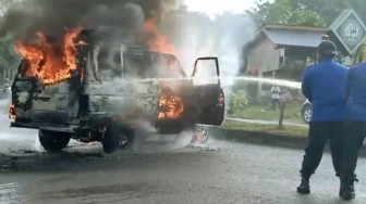 Toyota Kijang Terbakar di Jalan Lintas Tebo - Bungo