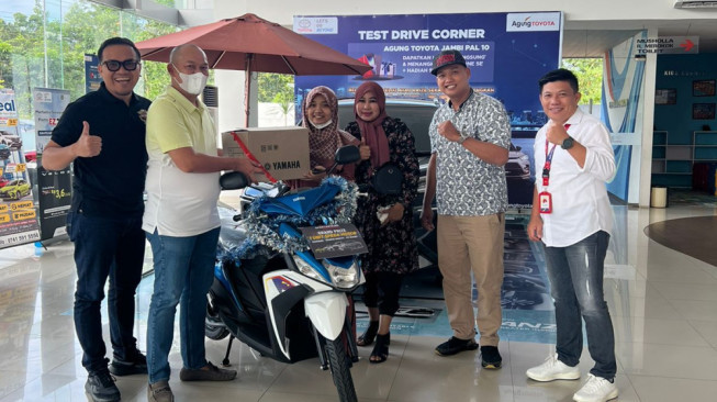 Agung Toyota Serahkan Hadiah Toyota Spektakuler Expo 2022