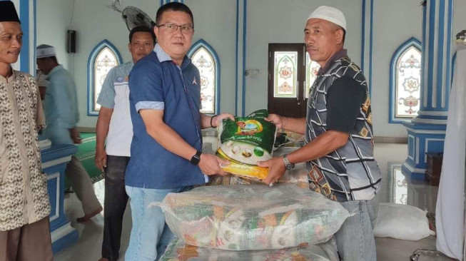 PT Budiman Sukses Bagikan Beras dan Bantu Masjid