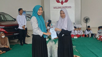 Wuling Berikan Donasi ke Anak Yatim Piatu