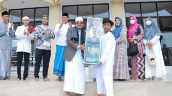 Bupati Anwar Sadat Serahkan Hadiah Pemenang Arakan Sahur