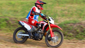 Ini Sepatu Berkendara Offroad Paling Aman