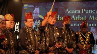 Didaulat Jadi Pembina Adat Melayu Jambi, Brigjen TNI Supriono Diberi Pin dan Keris