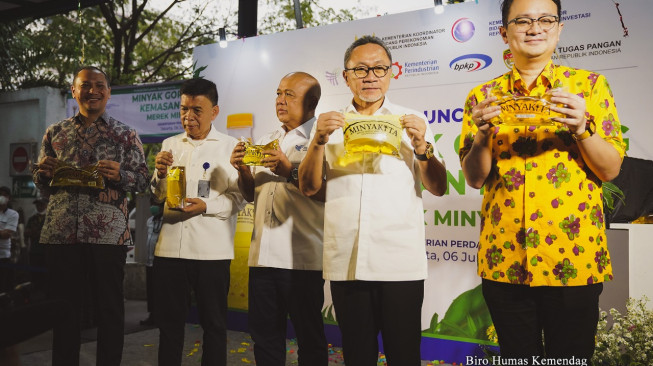 Janji Turunkan Harga Migor Lunas, Mendag Zulhas Luncurkan MINYAKITA Rp14 Ribu per Liter