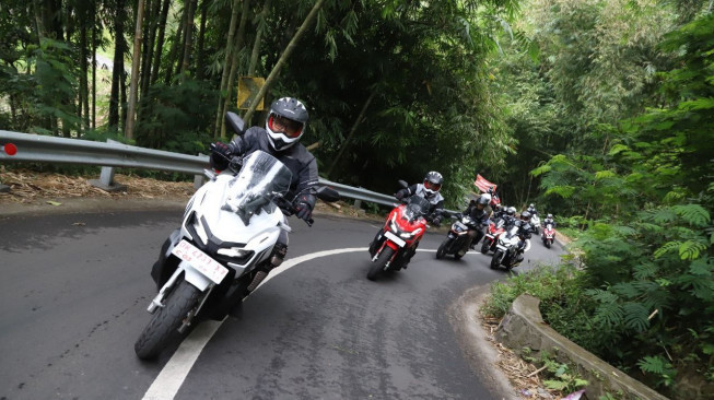 Begini Cara Naik Motor Matik di Tanjakan dan Turunan