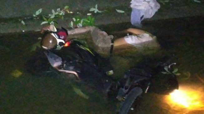 Tiga Pemuda Ditemukan Tewas dalam Parit, Lampu Motor Masih Menyala