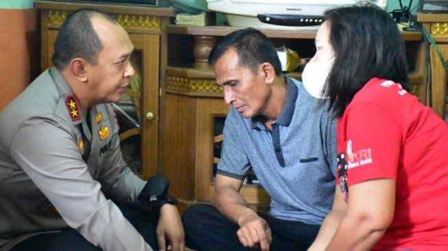 Kapolda Jambi Kunjungi Keluarga Besar Almarhum Brigpol Nofryansyah Yosua Hutabarat