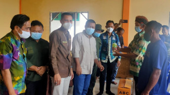 Bupati Romi Serahkan Bantuan Pupuk Organik Tanaman Kopi Liberika