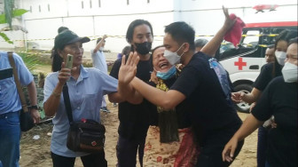 Makam Putranya Dibongkar, Ibu Brigadir Yosua Menangis Histeris...