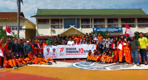 Fadhil Arief Himbau Masyarakat Pasang Bendera Merah Putih