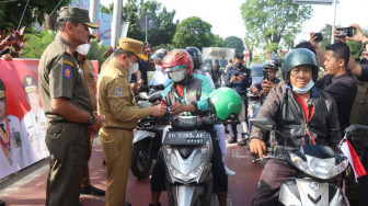 Bagikan Bendera Merah-Putih, Al Haris Ajak Masyarakat Cinta Tanah Air