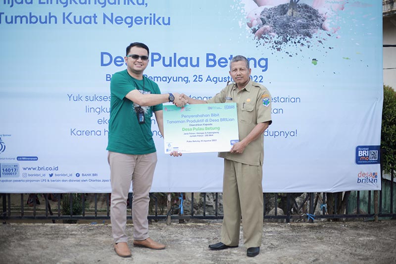 Pimpinan Kantor Cabang BRI Muara Bulian, Mochamad Reza Bondan memberikan bantuan bibit di Desa Pulau Betung