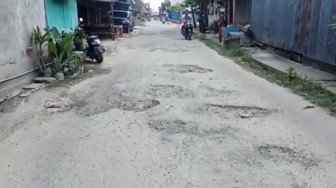 Jalan Rusak Dekat Rumah Bupati, Warga Tagih Janji Anwar Sadat