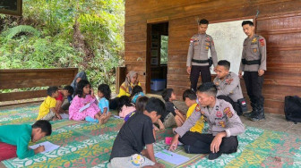 Polisi Rimba Ajarkan Anak-Anak SAD Menulis dan Menggambar