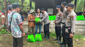 Polda Jambi Bagikan 200 Paket Sembako untuk Warga SAD Air Hitam