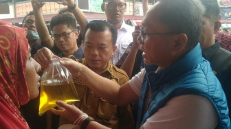 Menteri Perdagangan Cek Harga Migor di Pasar Angso Duo