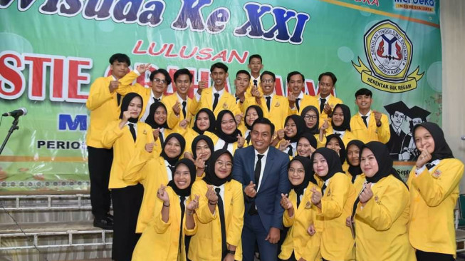 Bupati Fadhil : Wisudawan dan Wisudawati Harus Pintar Lihat Peluang