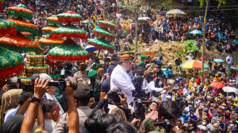 Puluhan Ribu Masyarakat Antusias Saksikan Puncak Saparan Apem Yaa Qowiyyu