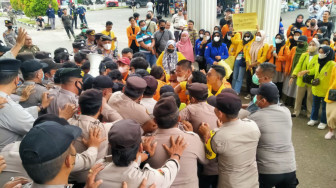 Aksi Demo Kenaikan Harga BBM Diwarnai Saling Dorong