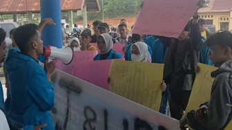 Mahasiswa UIN STS Jambi Geruduk Ruang Rektorat, Ini Tuntutannya....