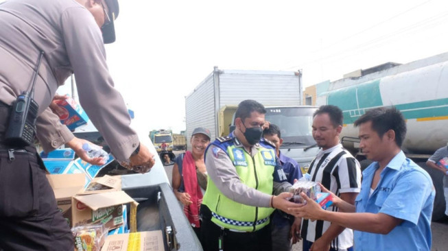 Polda Jambi Bagikan Makanan dan Snack di Lokasi Demo Talang Duku