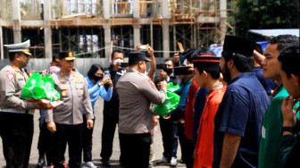 Kapolda Jambi Bagikan Ribuan Paket Sembako