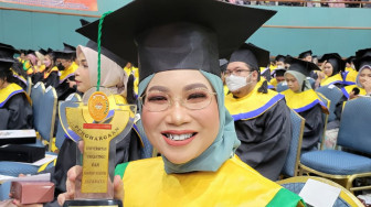 Inspektur DPR Furcony Raih Cum Laude dan Wisudawan Terbaik