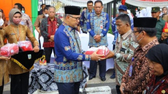 Walikota Syarif Fasha Bagikan 10 Ribu Bendera