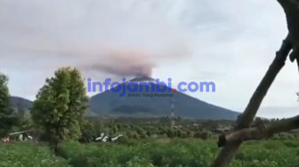 Gunung Kerinci Keluarkan Abu Vulkanik, Petani Santai Saja Berladang