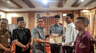 Ketua DPRD Sungaipenuh Dampingi Wali Kota Serahkan Bonus Kafilah