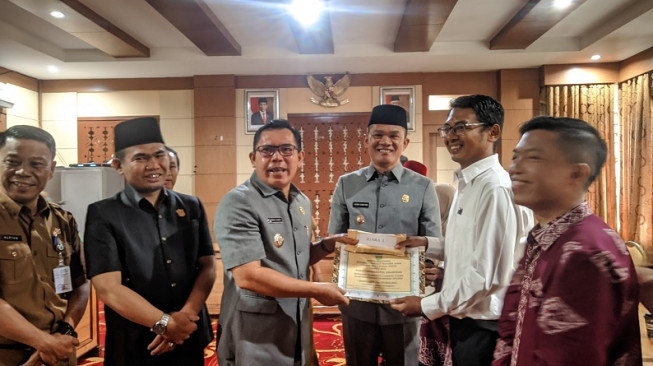 Ketua DPRD Sungaipenuh Dampingi Wali Kota Serahkan Bonus Kafilah
