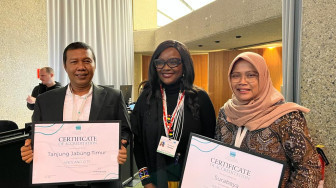 Memang Keren Romi itu, di Jenewa Menerima Ramsar's Award.