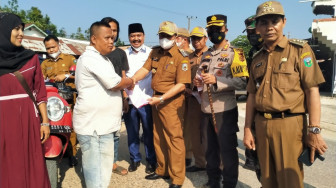 Forkompinda Sarolangun Bagikan Bendera Merah Putih Gratis