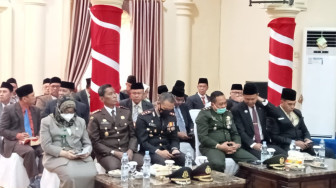 Sambut HUT RI Ke-77, Penjabat Bupati Henrizal Bersama Fokompinda Bagikan Bendera Merah Putih Gratis