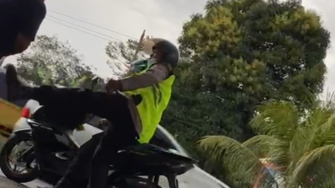 Merusak Citra Polri… Oknum Polisi di Jambi Tendang Warga