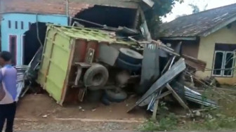 Sopir Mengantuk, Truk Sawit Hantam Rumah Warga
