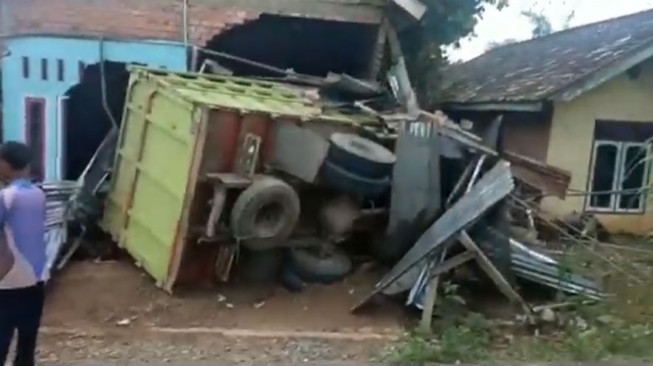 Sopir Mengantuk, Truk Sawit Hantam Rumah Warga