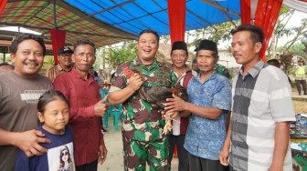 Danrem Garuda Putih Terima Ayam Jago dari Warga