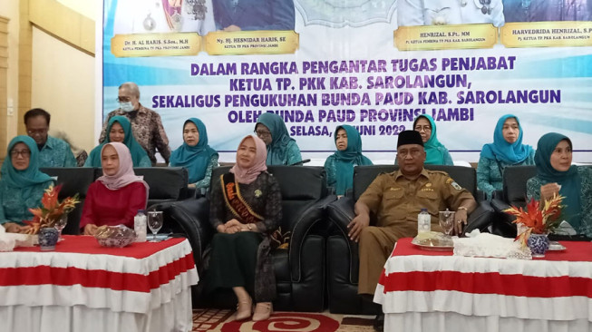 Harvedrida Henrizal Dikukuhkan Jadi Bunda PAUD Sarolangun 2022-2024