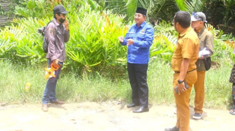 Bupati Tanjabbat Perintahkan Dinas Perkim Segera Perbaiki Jalan Rusak