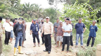 Hairan Tinjau Jembatan Putus di Batang Asam