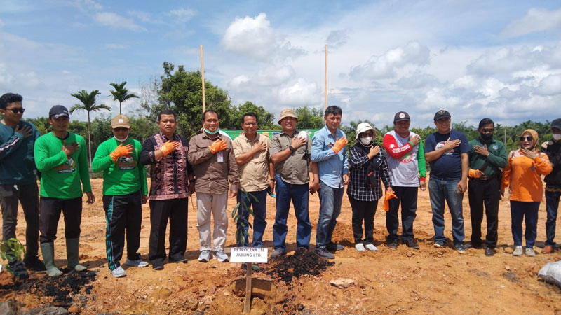 Penanaman pohon di Kawasan Embung Wisata Desa Muntialo | foto : syarwedi