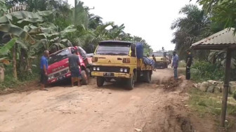 Warga Keluhkan Kerusakan Jalan Lagan Ulu, Macet Panjang Sudah Biasa