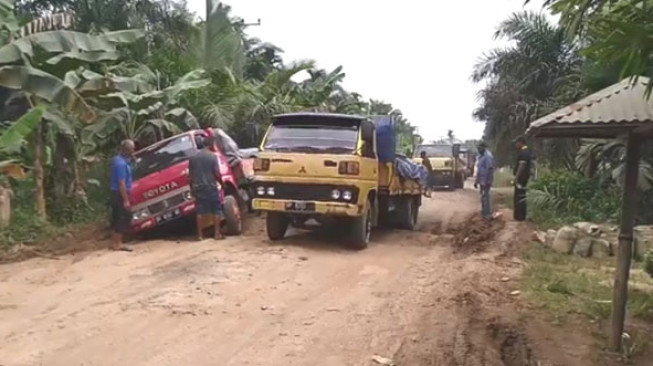 Warga Keluhkan Kerusakan Jalan Lagan Ulu, Macet Panjang Sudah Biasa