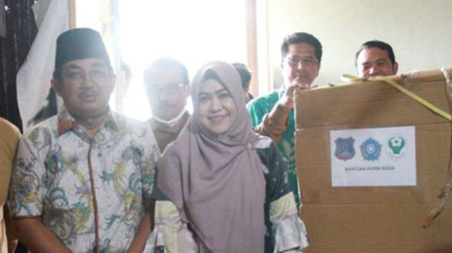 Anwar Sadat Serahkan Bantuan Kursi roda