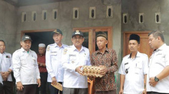 Bupati Tanjabbar Kembali Serahkan Bantuan Sembako